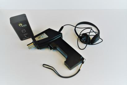 warbler, headphones, probe on table
